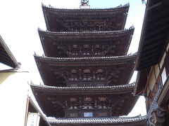 坂を上ると塔の下に到着。

たくさんの人たちでにぎわっていました。