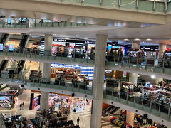 空港からバスへ行くのですが、バスの券売機がちと分かりづらいって言うか、支払い時のタッチ決済のタッチする場所が非常に紛らわしく、おいら以外の方達も決済時に四苦八苦して結局窓口に並んで購入している人達が大勢おりました。

バスチケットは空港からKLセントラル駅まで１６MYRでした。

そんなことに時間を取られつつバスに乗り込み、渋滞に少しはまりつつも1時間30分ほどでKLセントラル駅に到着。

バスを降りて、KLセントラル駅から隣のニューセントラルショッピングモールを抜けてホステル方面に行くのですが、これがまだ分かりづらい。

ショッピングモールで迷いながらもホステル方面に出られました。