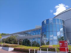 すでに建物からかっこいいな。
こちらは自動車の歴史に触れられる【トヨタ博物館】です。
他にも【トヨタ産業技術記念館】という豊田紡績などの
ものづくりに触れられる博物館などトヨタの名がつく博物館は
たくさんあります。