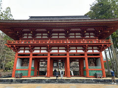 10:00　壇上伽藍　中門

中門の道路を挟んだ向かい側にある無料駐車場がたまたま1台空きがあり駐車します。
そう広い駐車場ではありませんので、繁忙期や土日は駐車は難しいのでしょう。

天保14年（1843年）に壇上を襲った大火により、西塔のみを残して、ことごとく焼き尽くしました。その後長らく再建はされていませんでしたが、高野山開創1200年記念大法会の記念事業として、平成26年（2014年）に中門を再建。（ホームページより引用）