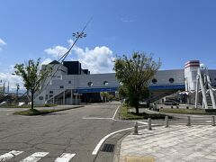 直江津駅は船をイメージしたデザイン。佐渡にもいつか行ってみたい。