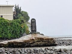 材木座海岸を散策。