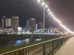 開運橋のイルミが見えます。