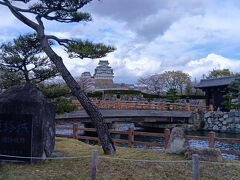 ホテルから20分くらいキョロキョロお店などを
見ながら歩きました。
現存12天守　〇半分行きました。
〇弘前城（青森県弘前市/重要文化財）
〇松本城（長野県松本市/国宝）
　丸岡城（福井県坂井市/重要文化財）
　犬山城（愛知県犬山市/国宝）
　彦根城（滋賀県彦根市/国宝）
〇姫路城（兵庫県姫路市/国宝・世界文化遺産）
〇松江城（島根県松江市/国宝）
　備中松山城（岡山県高梁市/重要文化財）
　丸亀城（香川県丸亀市/重要文化財）
〇伊予松山城（愛媛県松山市/重要文化財）
　宇和島城（愛媛県宇和島市/重要文化財）
〇高知城（高知県高知市/重要文化財）