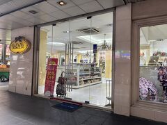 ホテルで少し休憩して、夕方のお出かけに出発。

エンポリアムすぐの NaRaYa
デザインはちょっと古い？おばさん？ですが、
柄の種類も多いしお手軽なのでチェック。