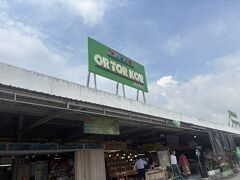 信号がちょっと複雑な大通りをヒヤヒヤしながら渡って
次の目的地のオートーコー市場へ移動。