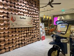 お隣りのセントラル エンバシー地下のEathai
でランチにします。