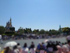 パレードルートのDPAエリア後ろの立ち見最前列。
20分前くらいについたのですが、この位置を確保できました。
DPAも朝一で売切れていなかったですし。
やっぱり空いていた日だったのかも。
