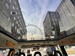 ブラックキャブに乗りました。折り畳み椅子を広げれば6人乗れてスーツケースも積みやすい作りです。天井もガラス張りで観光客に使いやすいタクシーでした。
ガイドさんの話では、ロンドン市内でチップが必要なのはタクシー利用時のみ10%(レストランや枕銭は不要)。教わっていたので気楽に利用できました。