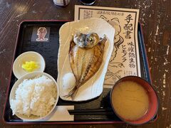 私の住んでいる所も漁師町なので海鮮料理はそれほど珍しくはありませんが、地元の加工屋さんに「鯵は静岡に敵わない」と言われたことがあるので、静岡では鯵を食べることにしています。
脂が乗っていて美味しかったです。