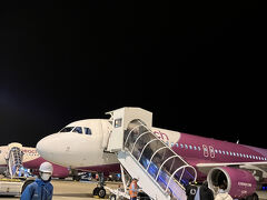 4月25日　関空20:30発→香港23:55着
（ピーチ航空　MM0067便）

今回は格安航空券予約サイト「サプライス」の周年記念で5,000円クーポンを配布しており、それを利用して往復30,110円。しかも20kgの受託荷物預かり費用込み！お安く渡航でき助かりました。
年イチで香港に来ており、昨年と比較し今年の変化は入国カードが廃止になっていたこと。パスポートさえあれば、質問されることもなく入国審査通過。国内旅行感覚です。