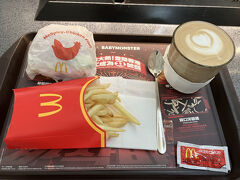 翌朝というかほぼ昼にホテルの無料シャトルバスを利用して空港に舞い戻り、空港内のマクドナルドでスパイシーチキンバーガーセットを購入。62香港ドル、クレカ決済で1,191円。日本よりは高いけど、ラテアートされていて何故か意気込みを感じてしまう！