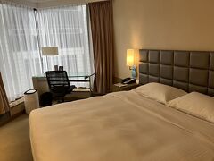 マクドナルドで空腹を満たした後、市内に向かうA21のバスに乗車。中間道というところで下車。34.6香港ドル。今回は九龍側のザ・カオルーンホテルに宿泊。HISで手配。3泊で59,970円。このホテルも1ベッドルームのクイーンサイズ。