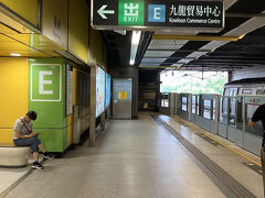 27日(日)は朝からホテルのあるチムサーチョイから葵興 (Kwai Hing)駅にある「Florentia Village(フロンティアビレッジ)」という小規模アウトレットビルに行くことに。E出口を出て直結している商業施設の中を通り抜け、1階出口から右方向に徒歩5分もかからないところにあります。