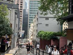 中環の街ブラ開始！写真スポットでいろんな国々の方が記念写真を撮ってました。