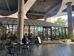 とは言いつつも口が辛ーい。
エムクオーティエのスタバで甘いのチャージ