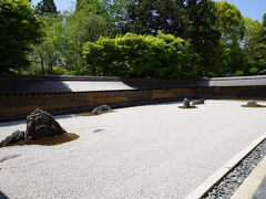 龍安寺は室町幕府の有力者であった細川勝元が1450年に創建した禅寺。今では枯山水の石庭で世界的に知られていますが、ここまで有名になったのは1975年にエリザベス女王が龍安寺を公式訪問した際に石庭を称賛したのがきっかけです。