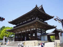 仁和寺とは、888年に創建された真言宗御室派の総本山です。鎌倉時代に隆盛したのち、応仁の乱でほとんどが焼失しましたが、1634年に徳川将軍家光の支援により再興されました。