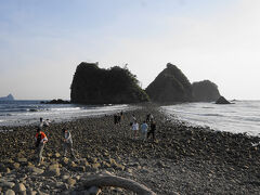 夕食の前に温泉でいこうかと思ってたら、タイミング良く、干潮時間で、トンボロ現象で道が出来ている時間帯というでした。温泉は後にして、急いで行ってみました。ホテルから徒歩で10分ぐらいで行けました。
