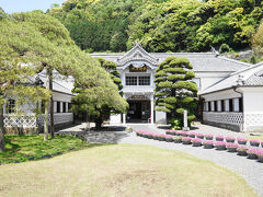 堂ヶ島公園を散策した後、お土産を買って、ホテルに戻りました。帰りもホテルの送迎バスを期待したのですが、散策を満喫しすぎて、時間が遅くなってしまい、送迎バスのサービスがない時間帯になっていましたので、路線バスで戻りました。（歩いても15分ぐらいですが、歩く体力がなかったので。）
ホテルでクルマに乗り換えて、国指定重要文化財である「岩科学校」に行ってみました。