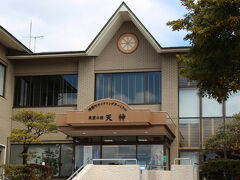 １０時５０分頃、楢葉町にある展望の宿 天神へ
木戸川を遡上する「サケ」と天神岬,ほととぎす山が描かれたマンホールカードを、受け取りました。