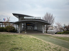 佐野駅の裏は城山公園です。駅から徒歩０秒！

ちょっとした丘になっており、眺めも良いです。電車の本数がJRも東武も少ないのでベンチで時間を潰している人が多くいました。

桜も咲いていたので、終わりかけでしたがお花見も楽しめました。