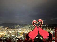 …と、その前に、綺麗な夜景を楽しもう。
以前はこんなオブジェは無かったような。
赤いハートだけを作るよりも、この方が素敵ですねー♪