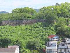 　この日宿泊したホテルニューパレスのすぐ北には丹鶴城公園があります。この公園はかつて丹鶴城とも呼ばれた新宮城の跡地で、代々紀州藩の家老職であった水野氏が城主をつとめていました。2017年（平成29年）には新日本100名城にも選ばれています。高度な築城術が採用されていることで見所の一つと言われている石垣は、ホテルの部屋からもその一部を見ることができました。