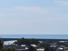 　部屋の窓の右手には紀州灘が見えていました。