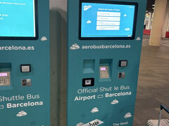バルセロナ到着。入国もすぐ。
空港バスで市内に向かいます。
券売機で往復券を購入。