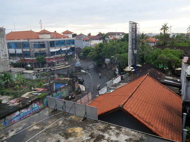 1月23日（木）、旅の3日目の朝です。<br /><br />客室からのながめです。<br />ロータリーの中央に建つ像が見えます。<br />