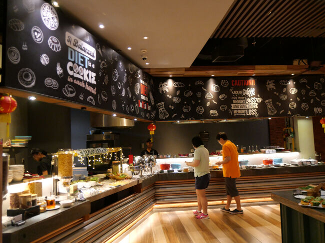 朝食はホテルの1階にあるDery's Restaurant &amp; Barです。<br /><br />ホテルの予約プランは、日帰り旅行で早朝に出かける予定だったことから朝食無しにしていたので、別途、朝食料金IDR181,500（1,809円）を支払い（税、サービス料込）。