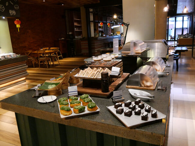 ドーナツ、ケーキ、サンドウィッチ。