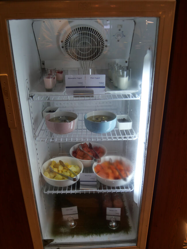 カットフルーツとヨーグルト。