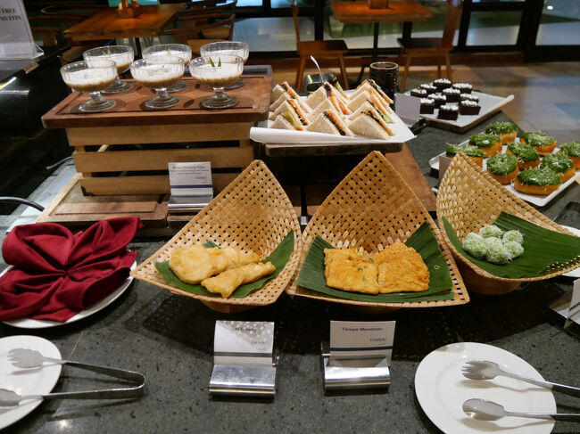 Ubi Goreng（芋の天ぷら）とTenpe（大豆発酵食品）のスパイスフライ。