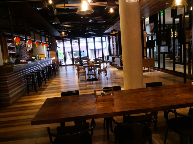 ゆったりとした座席配置。<br /><br />奥には道路に面したテラス席があります。