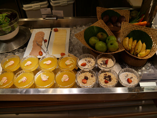 ハムとチーズ、ホールフルーツ、デザート。