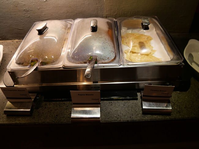 インド発祥のパン「パラタ（paratha）」。<br /><br />カレーのようなスパイス「マサラ(masala）」を付けて食べます。