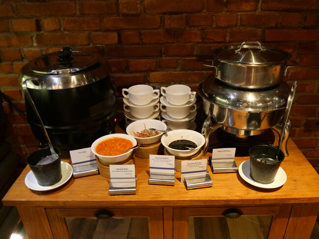 お粥と卵スープ。