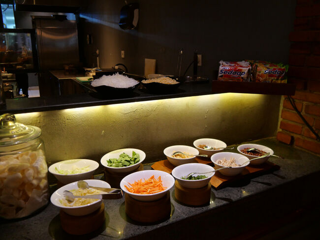 ライブキッチンのヌードルコーナー。<br /><br />麺は米か小麦かを選択できます。