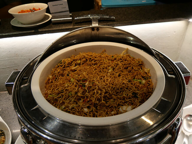 ミーゴレン（インドネシ風焼きそば）。