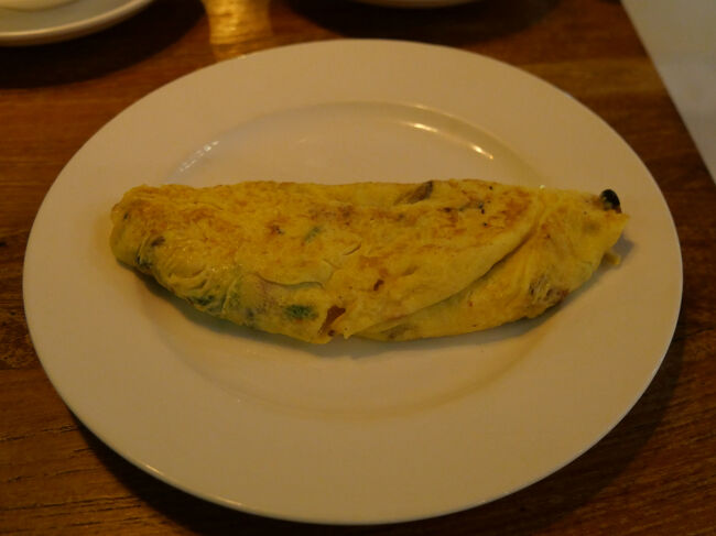 ライブキッチンでオムレツをオーダー。