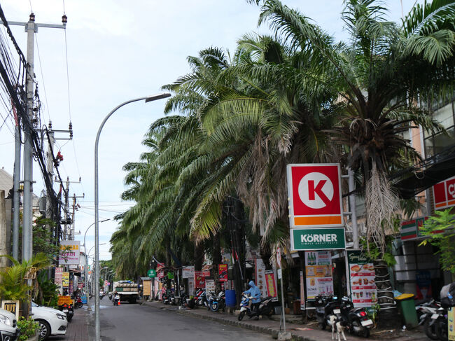 朝食を終えて、クタエリアの南部に位置するジャーマンビーチ（jerman beach)を散策します。<br /><br />ホテル前の通りを真っ直ぐ進みます。<br />