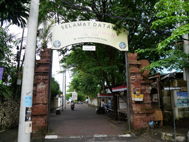 通りの突き当りにビーチ入口がありました。<br />