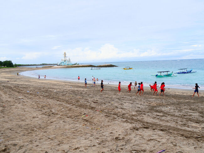 ビーチの南側の先には、何やら奇妙な像があります。<br /><br />授業の一環でしょうか、現地の小学生くらいの子供たちが沢山います。