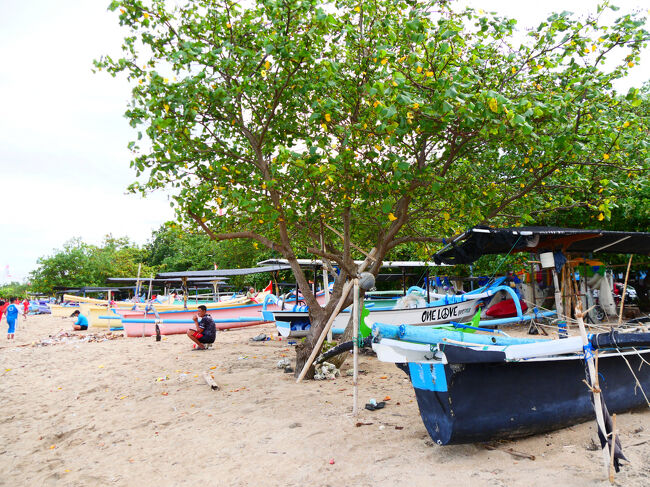 ビーチには、カヌーのような船体の両脇に筏を配して安定させたインドネシアの伝統的な船「ジュクン」が並んでいます。