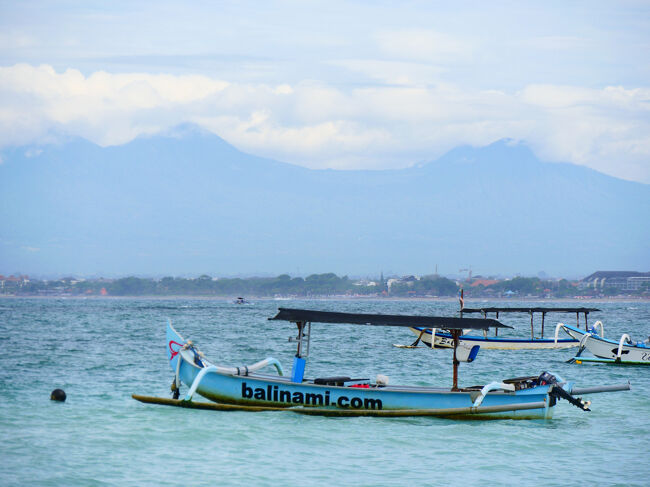 クタ湾を挟んだ対岸に街並み、さらにその奥に山々が見えます。<br /><br />海に浮かぶジュクンが良い雰囲気を出しています。