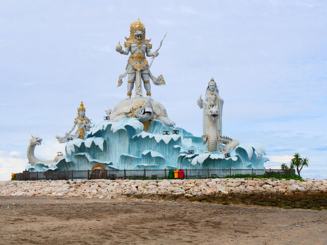 この像はトリラトナ・アムレタ・ブワナ（Triratna Amreta Bhuwana）と呼ばれるヒンズー教の像だそうです。