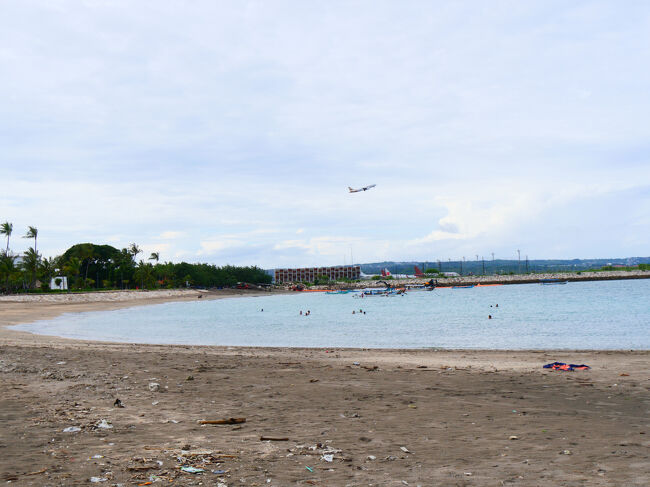 飛行機が飛び立つのが見えました。<br /><br />デンパサール空港は直ぐ近くです。