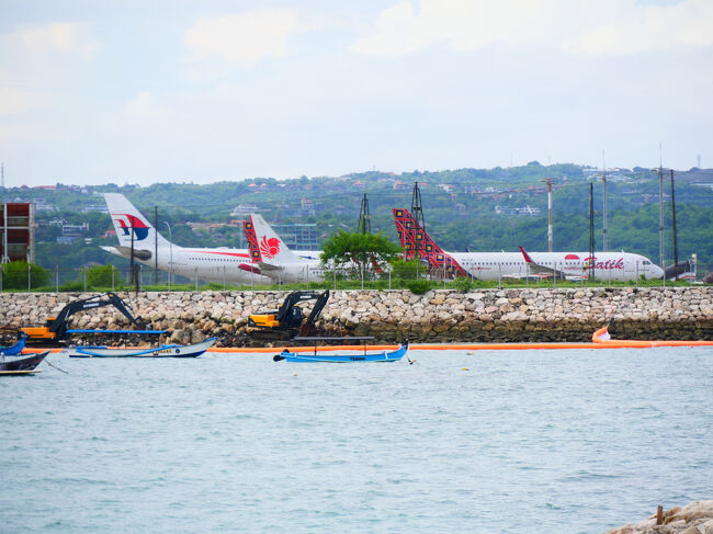 ズームアップ。<br /><br />飛行機が並んでいるのが見えます。